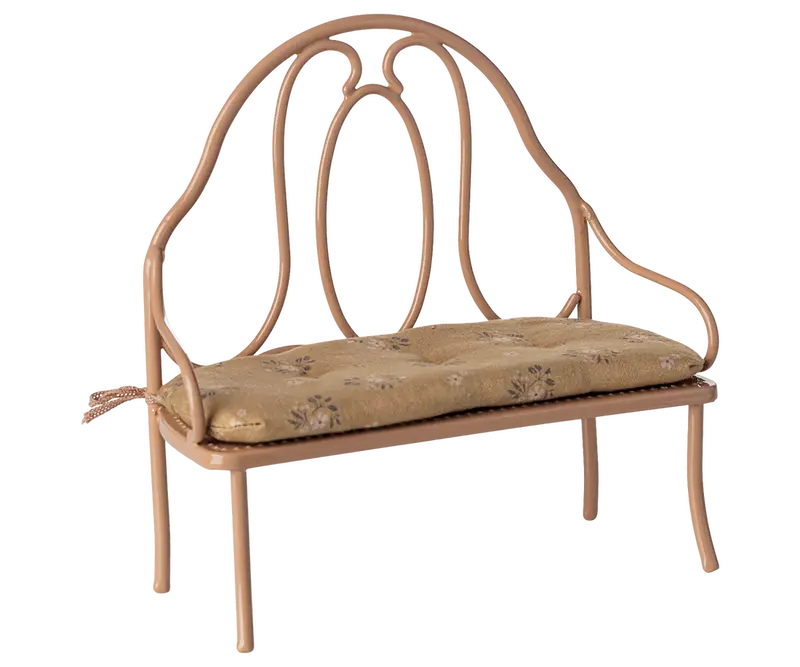 Banc vintage rose foncé avec coussin pour lapins et souris