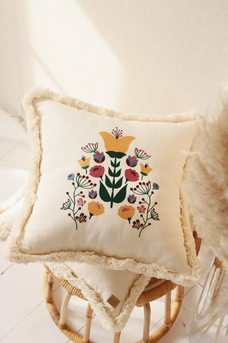 Coussin en coton avec broderies • Folk