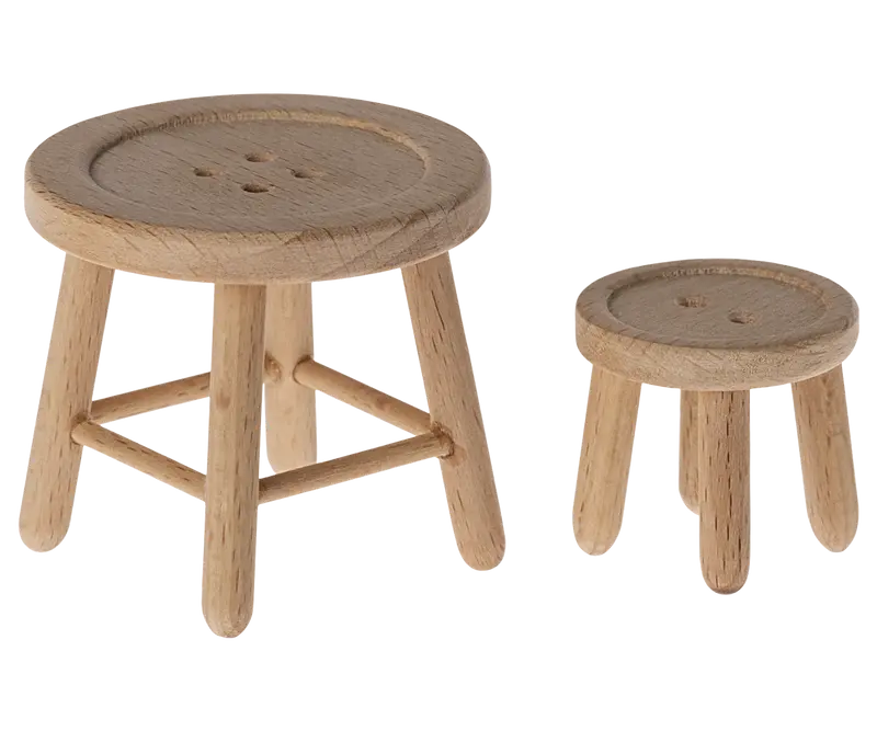 Ensemble table et tabouret miniatures pour souris