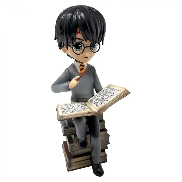 Figurine PVC Harry Potter sur pile de grimoires