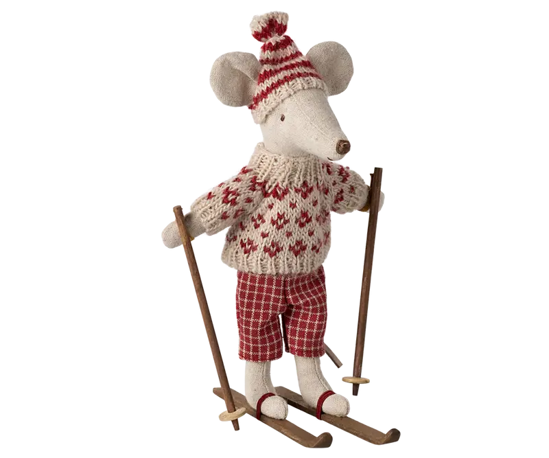Maman souris avec ses skis