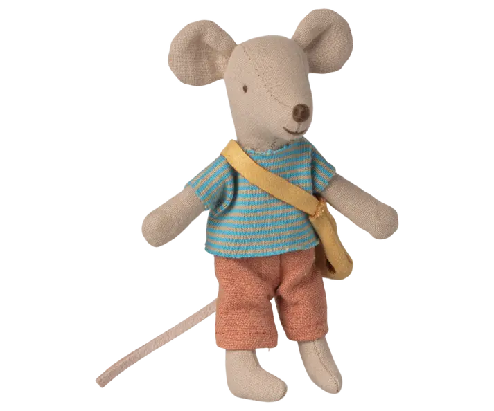 Petit frère souris avec son sac