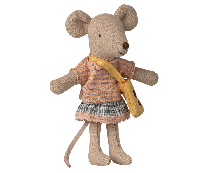 Petite soeur souris avec son sac