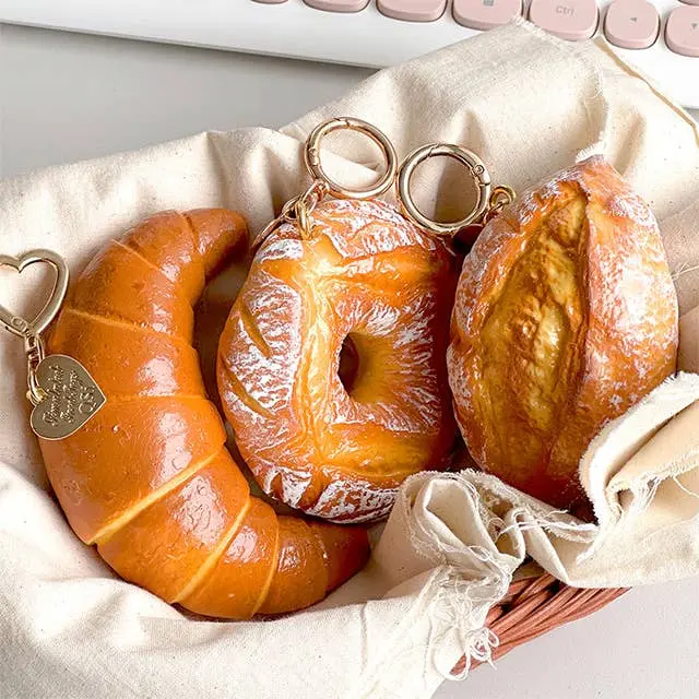 Porte‑clé squishy réaliste – croissant / beignet / pain