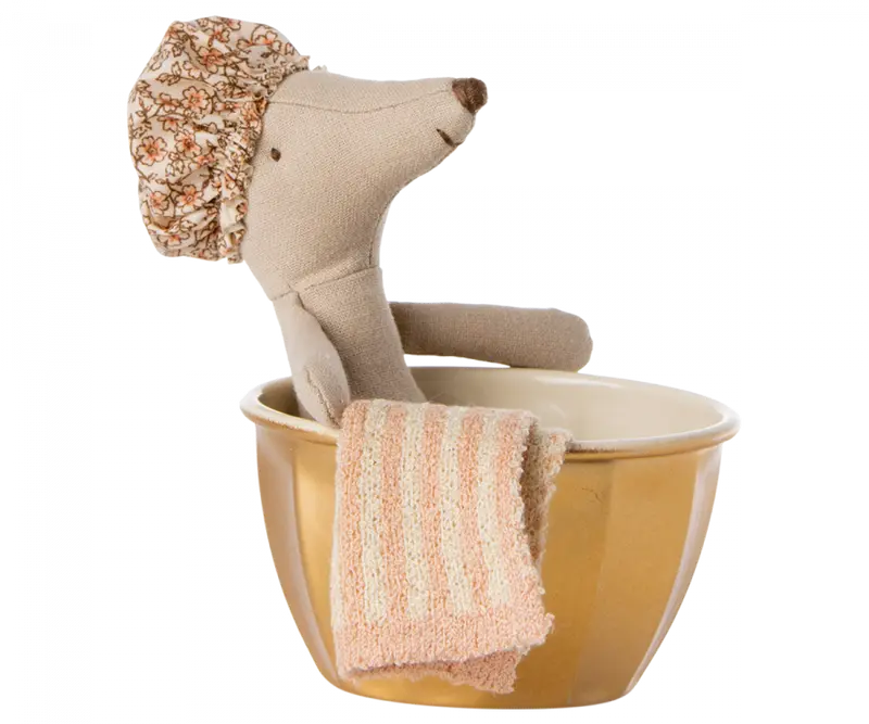Souris Grande Sœur bain avec baignoire dorée et accessoires