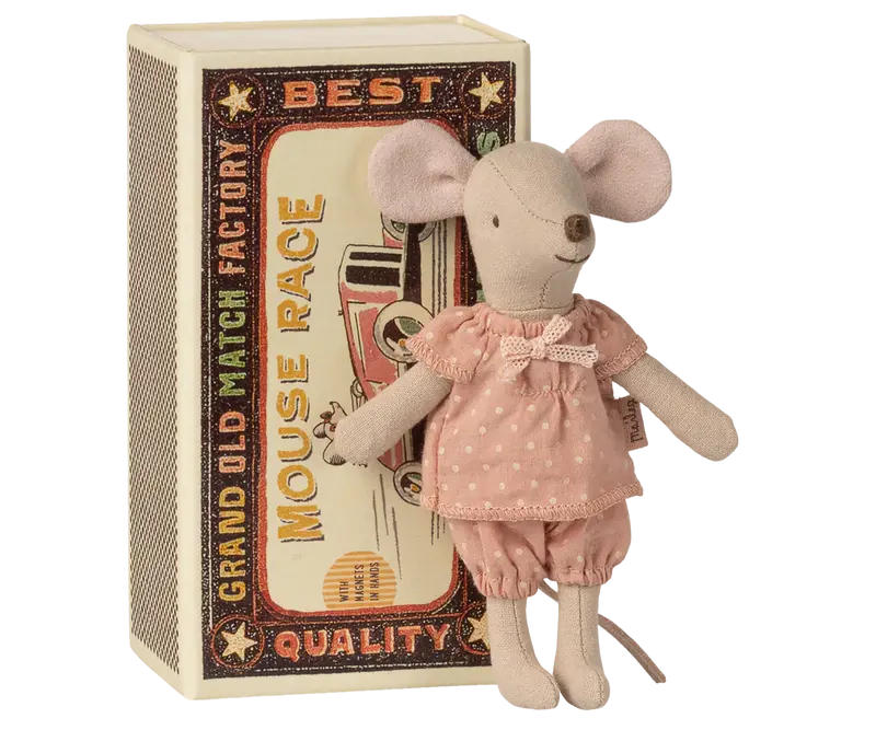 Souris grande sœur dans sa boîte d'allumette