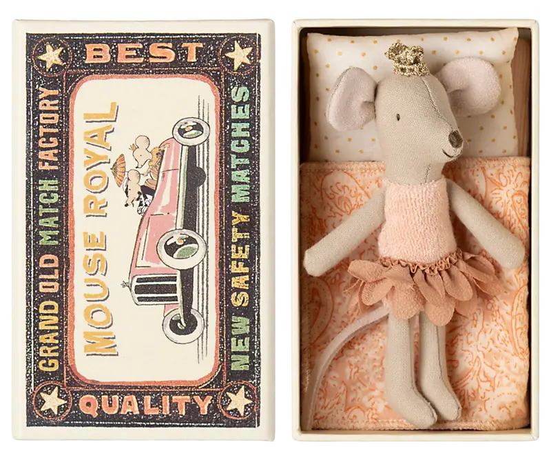 Souris princesse petite sœur dans sa boîte d’allumettes