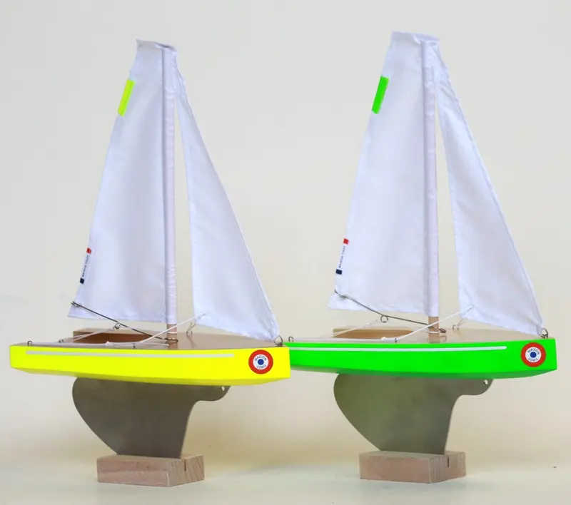 Voilier de bassin Tirot Le Korrigan en bois massif