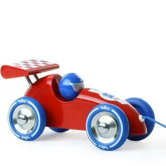 Voiture de course rouge à traîner